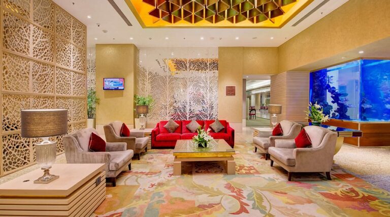 Compare Transit Hotels: Strategy, Costs, and Layovers Guide