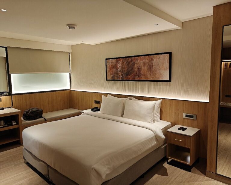 Transit Hotels Booking Plans: Strategy, Costs, and Layovers